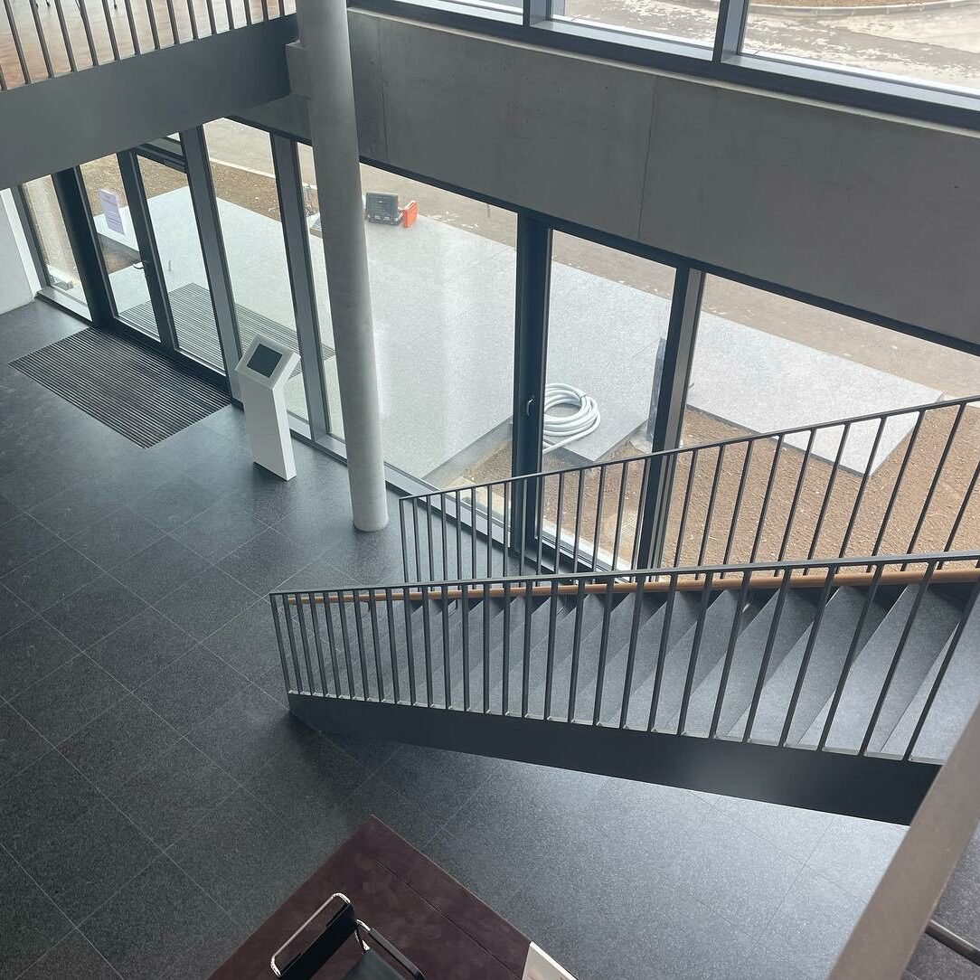 Eleganter Eingangsbereich und imposante Treppen im neuen Geschäftshaus